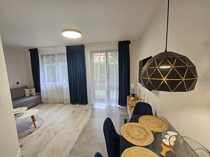 Salon i stół jadalny przy oknach